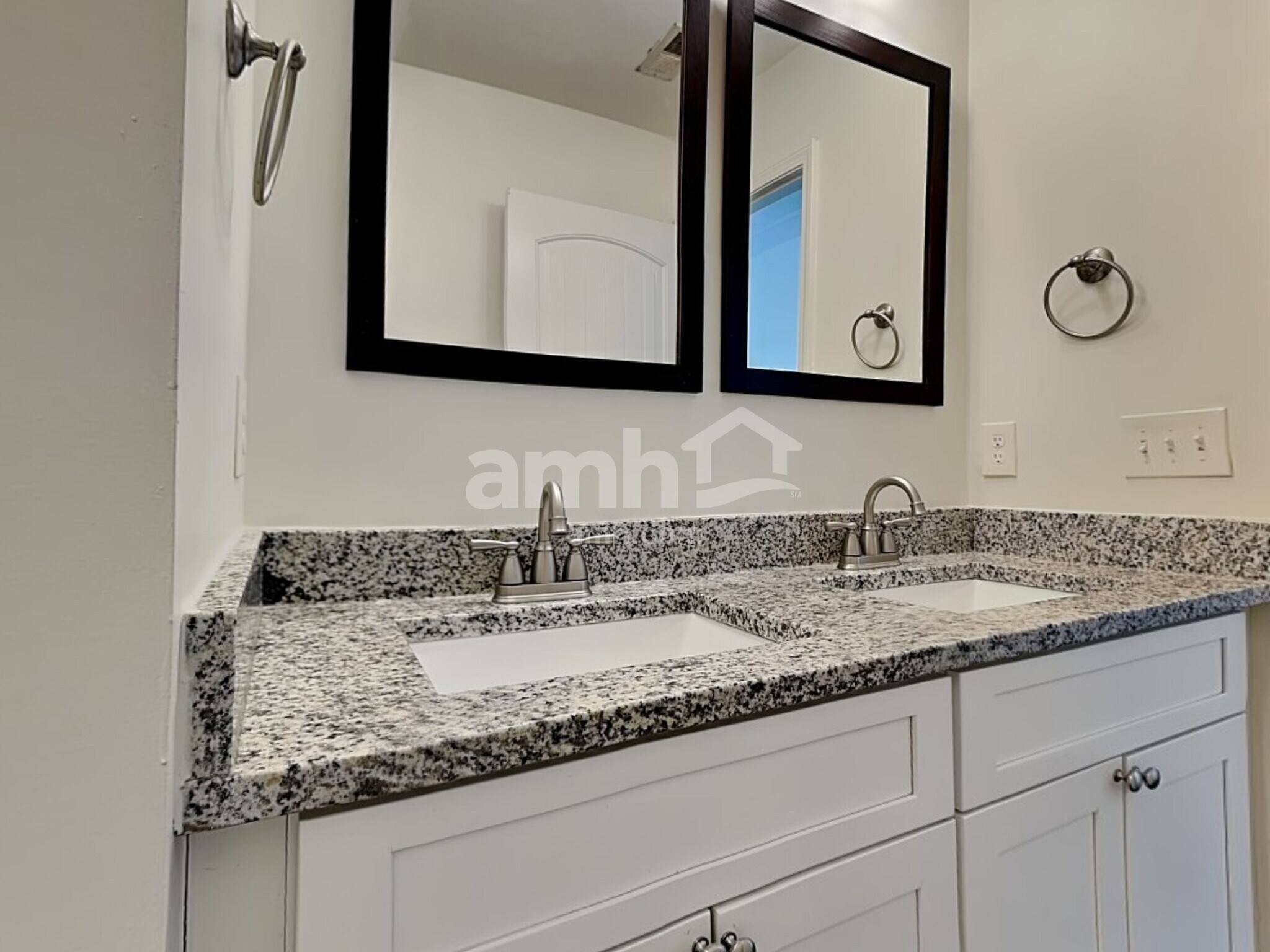 Building Photo - 351 Shady Glen