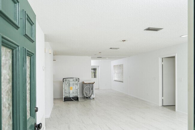 Building Photo - 494 Romano St