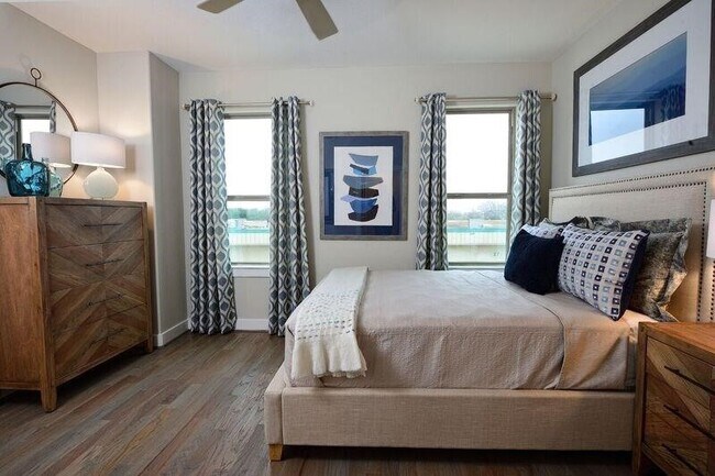 Building Photo - 5817 E Post Oak Ln