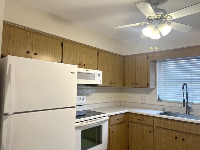 Building Photo - 2BR+Bonus Room/2 bathroom SFH on Venice Is...