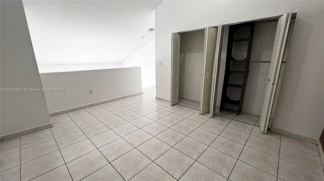 Building Photo - 2760 W 61st Pl