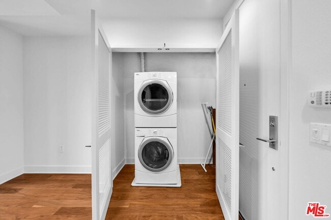 Building Photo - 4211 Redwood Ave