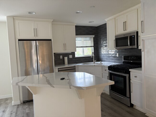 Building Photo - 4023 Bluff View Way