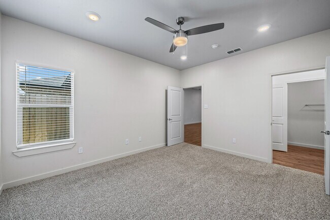 Building Photo - MOVE IN SPECIAL: $500 move in bonus provided at move in  Gorgeous Duplex in Frenship East!