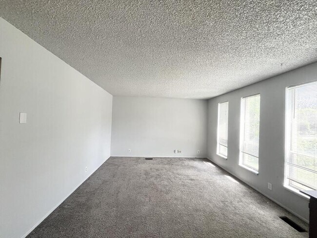 Building Photo - 1265 Crandall Ave S