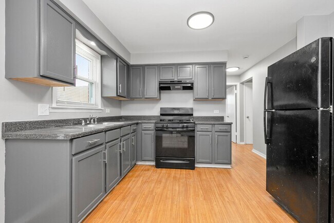 Interior Photo - 7900-06 S Wabash