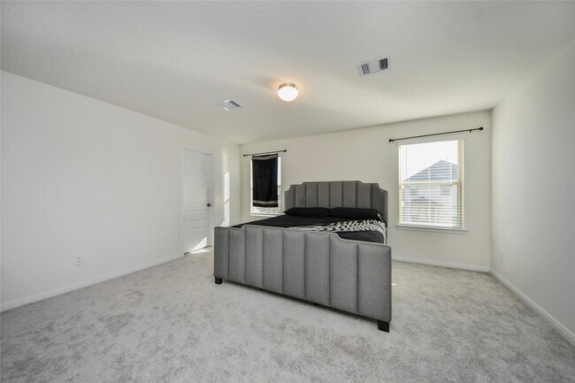 Building Photo - 4852 Sun Fls Dr