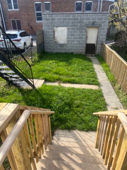 Building Photo - 918 W King St