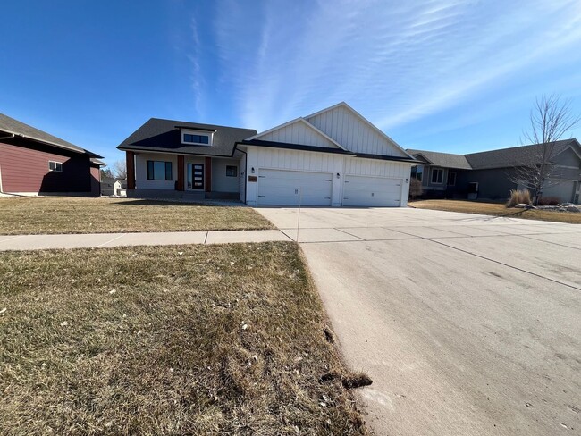 Building Photo - 4 Bed/3.5 Bath with 4 Stall Heated Garage!