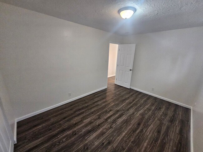 Building Photo - Move-In Ready: Secure 3BR Oakland Apartment with Paid Utilities