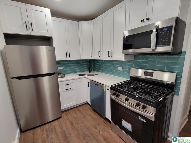 Building Photo - 746 Linden St