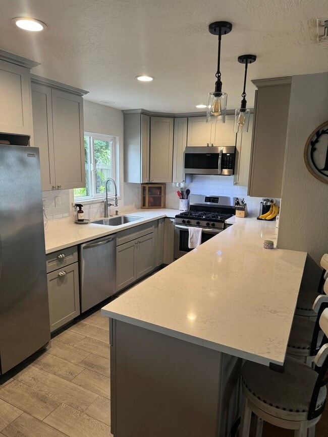 Building Photo - Gorgeous Updated 3 Bedroom in the heart of...