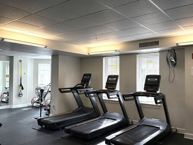 Building Photo - Fifth & Poplar - T.R. Lawing Realty Property