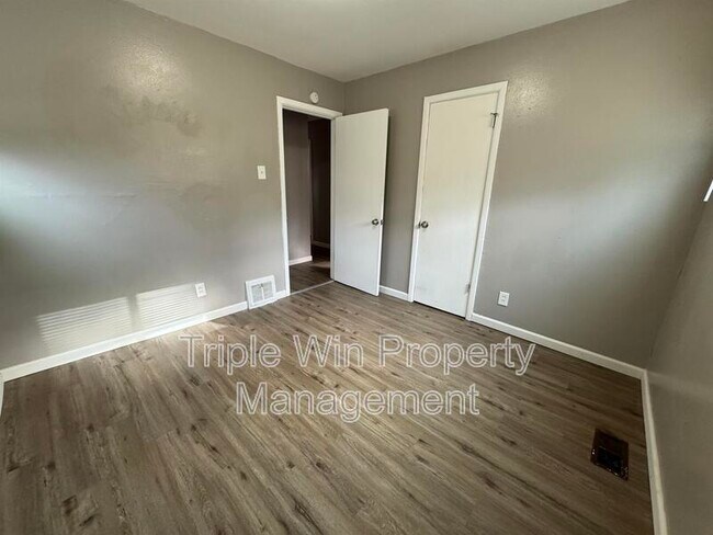 Building Photo - 227 Meadowcrest Dr