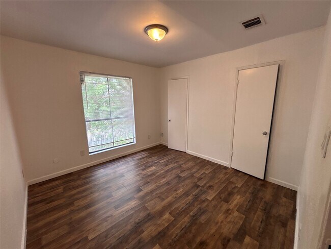 Building Photo - 8405 Wilcrest Dr