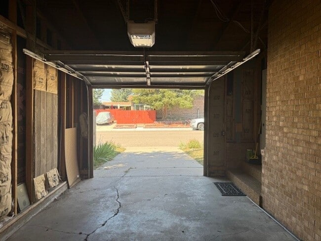 Building Photo - House For Lease