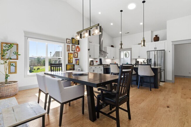 Building Photo - Modern & Fully-Furnished 3-Bedroom Home in Arden with Utilities Included