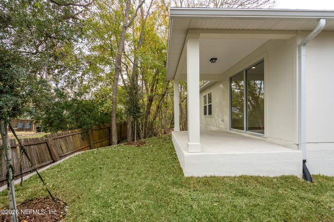 Building Photo - 221 Dartmouth Rd