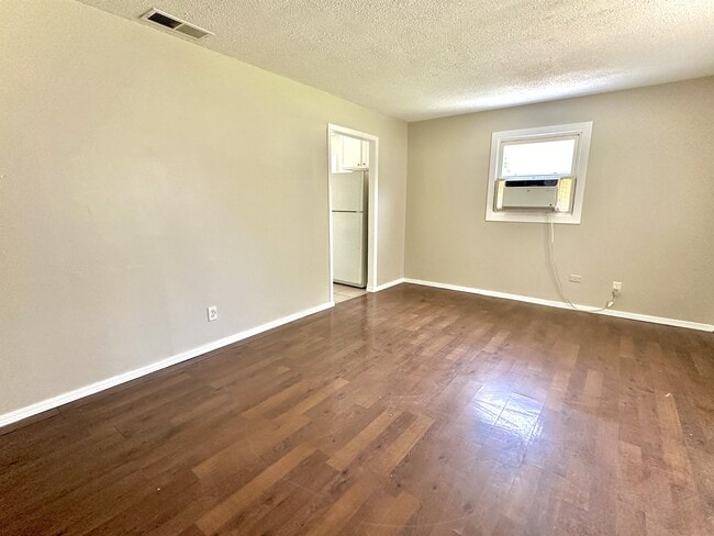 Building Photo - 1008 N Sunset Ave