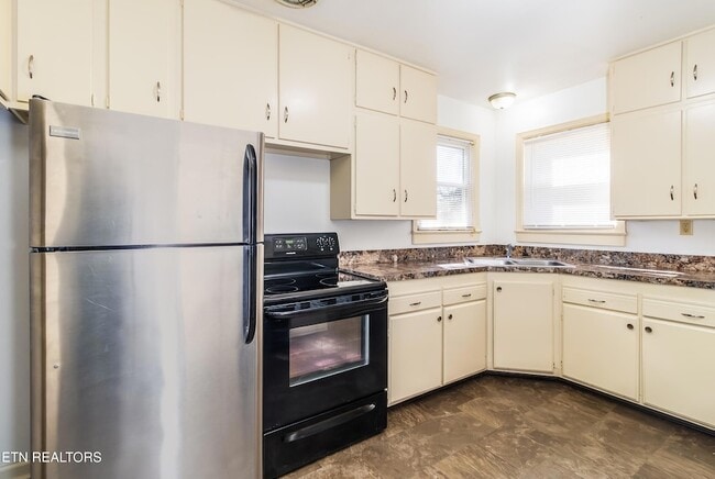 Building Photo - 602 Lookout Ct SE