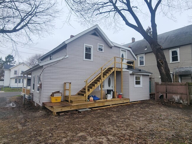 Building Photo - 28 Mather St