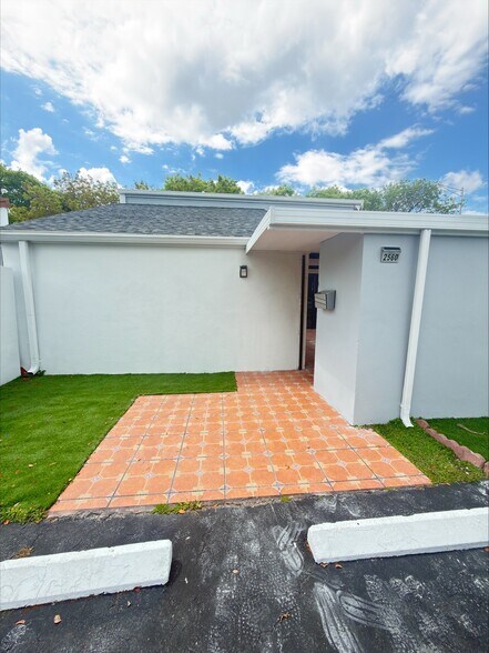 Building Photo - 2560 SW 122nd Ct