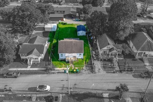 Building Photo - 525 Maple St