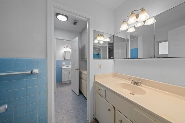 Building Photo - 10046 Cedardale Dr