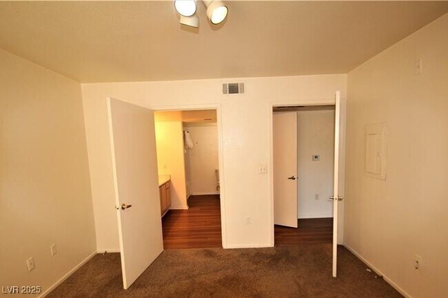 Building Photo - 555 E Silverado Ranch Blvd
