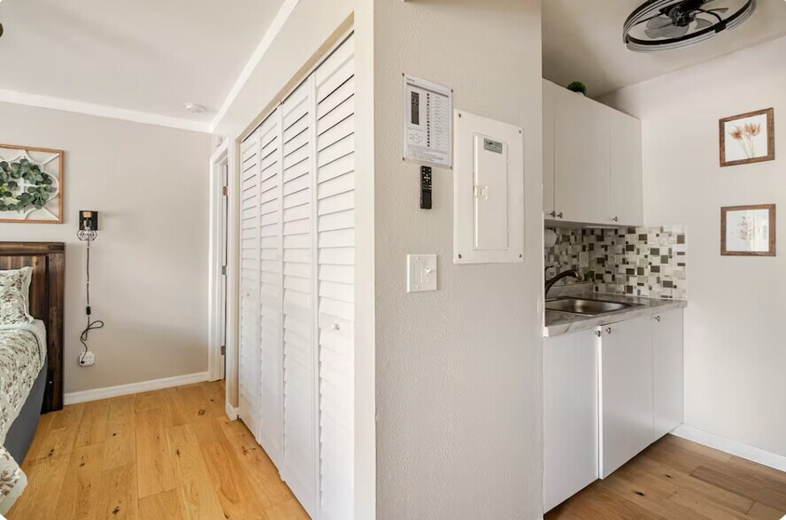 Building Photo - 4134 Dolphin Dr