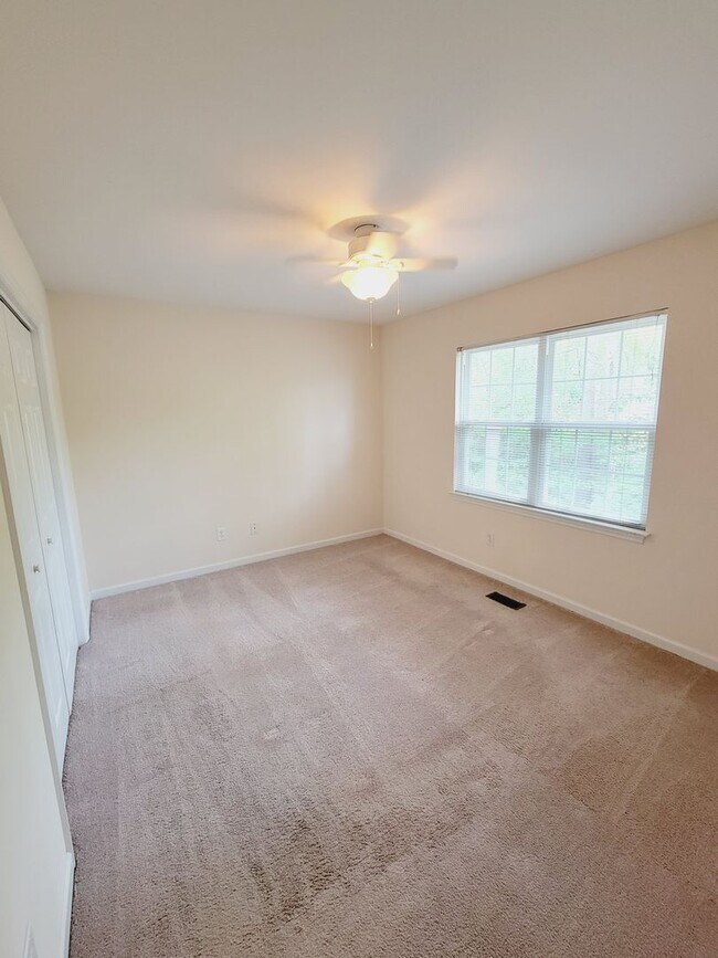 Building Photo - HEATHFIELD HALL- 3BD/2BA Townhome