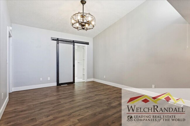 Building Photo - Recently Remodeled, Spacious 1 Bedroom Condo