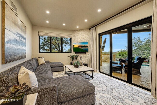 Building Photo - Beautiful custom home with backyard Oasis!
