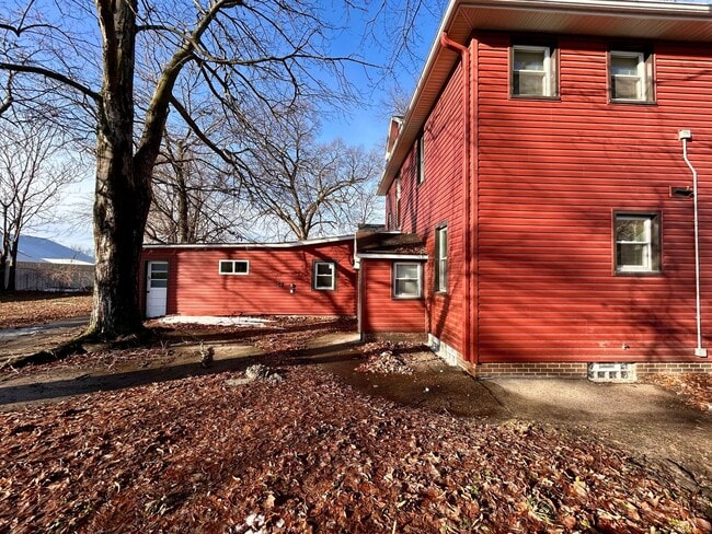 Building Photo - 297 W Larch Ave