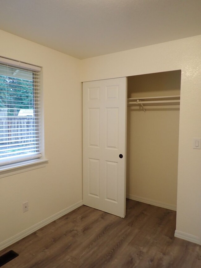 Building Photo - Remodeled 3 Bedroom Duplex