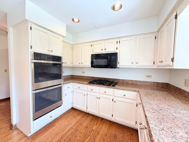 Building Photo - 2318 River Woods Dr