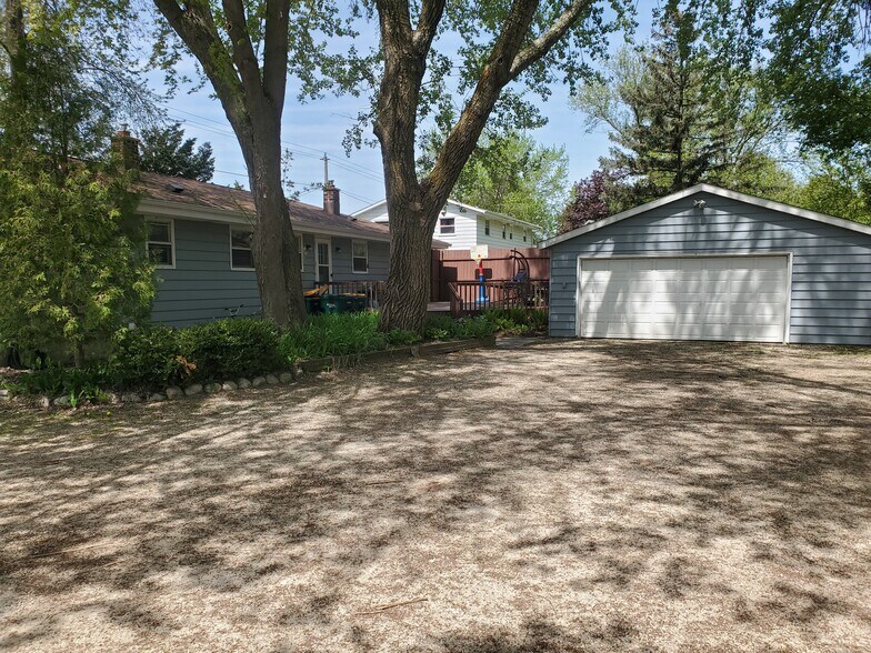 Building Photo - 550 N Mill St