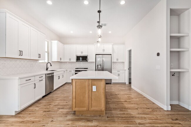 Building Photo - 4 Bedroom - Ready for you to Call It Home!!