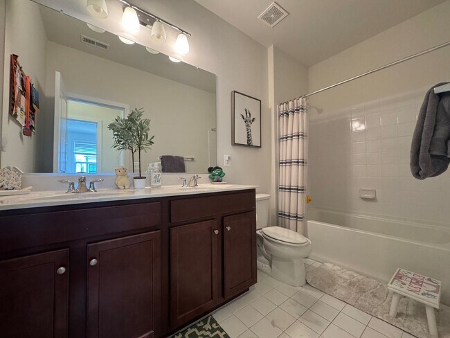 Building Photo - Stylish And Spacious 4 Bed 3.5 Bath Home I...