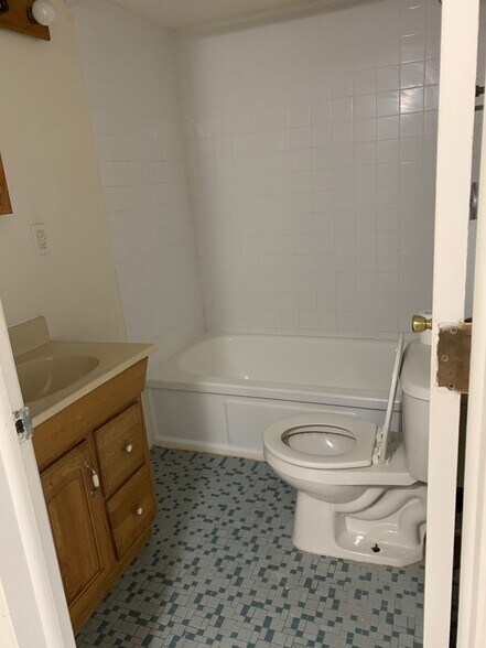 Bathroom - 328 Hermit St
