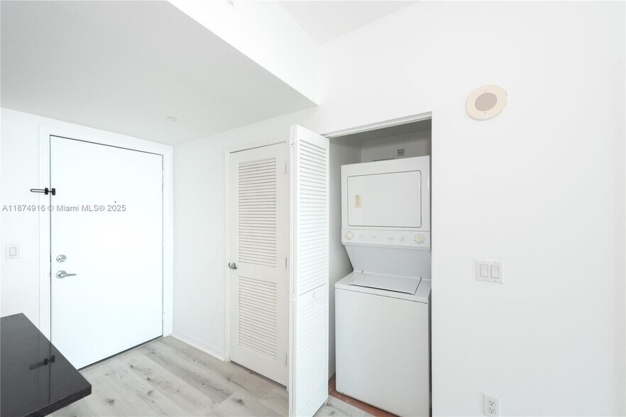 Building Photo - 951 Brickell Ave