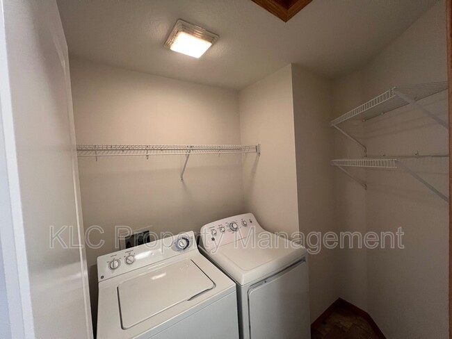 Building Photo - 3117 SW Sharmin Ln
