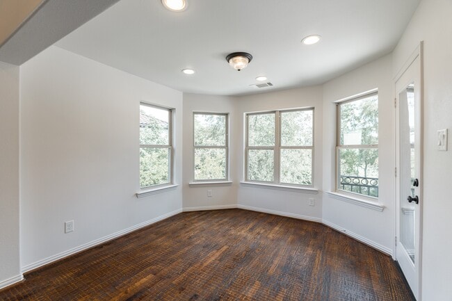 Building Photo - 14 N Player Manor Cir
