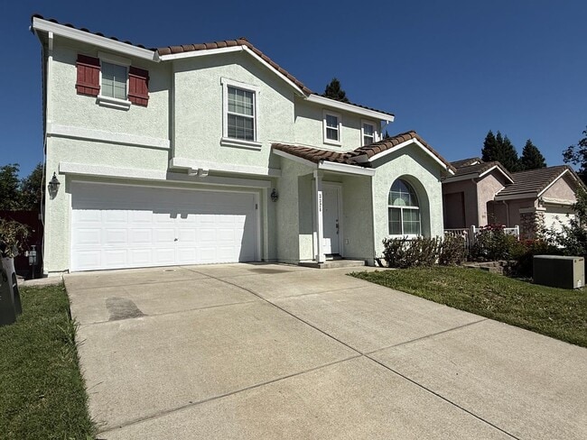 Building Photo - Beautiful Large 4 Bedroom 2.5 Bath Home