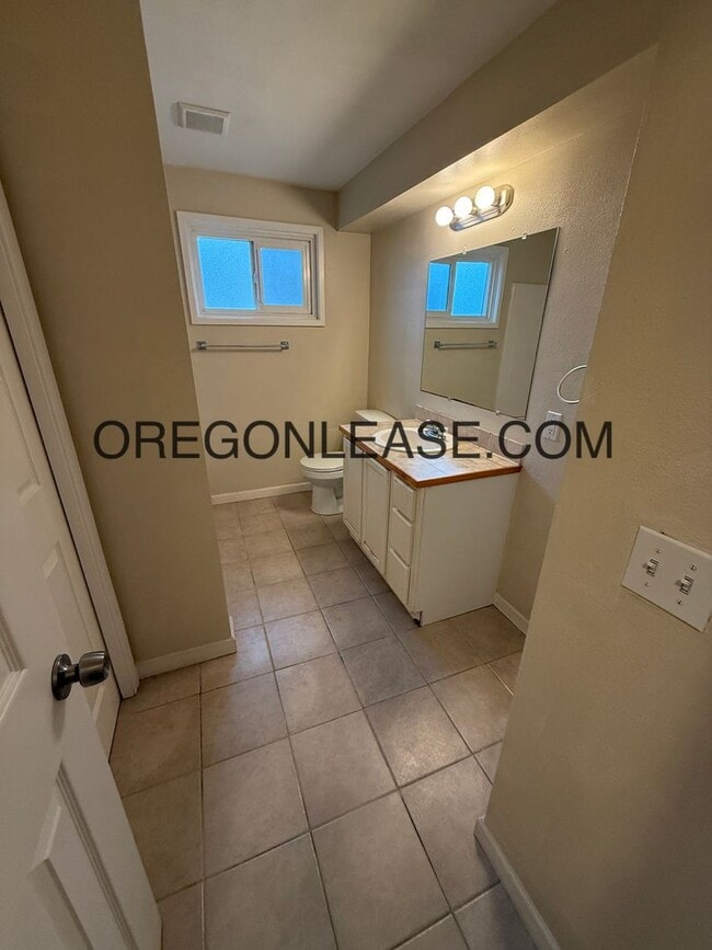 Building Photo - 1 bed 1 bath upstairs apartment near downtown Eugene