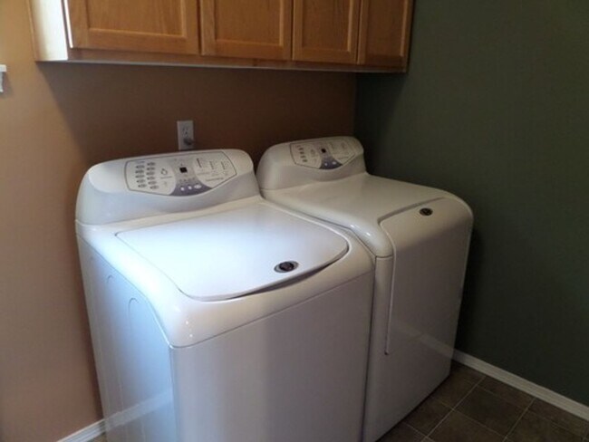 Building Photo - Stunning and Large 3-Bedroom Townhome with Garage FOR RENT in Green Lake!!