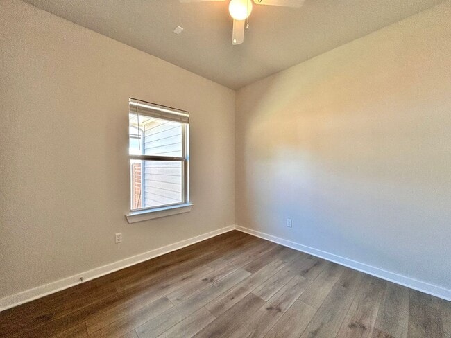 Building Photo - Spacious 3-Bed, 2-Bath Home with 2-Car Gar...