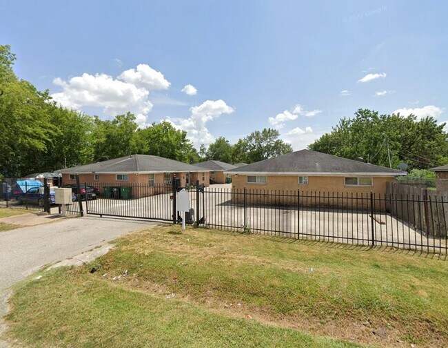 Building Photo - Two Bedrooms 1 Bath Unit at Sunnyside Duplexes
