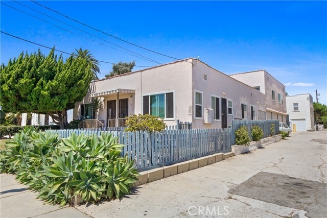 Building Photo - 526 Shepard St