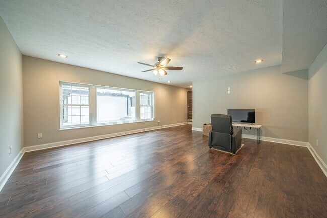 Building Photo - 4 bedroom/3 bath, 3711 sqft in Midtown!